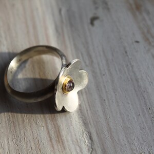 Flower-shaped silver ring with small tourmaline in fine gold frame image 5