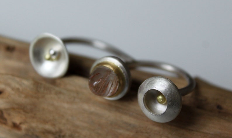 Doppelring aus Silber und Gold mit drei Ringköpfen, mit Rutilquarz-Kegel Bild 10