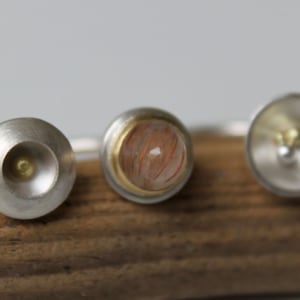 Doppelring aus Silber und Gold mit drei Ringköpfen, mit Rutilquarz-Kegel Bild 7