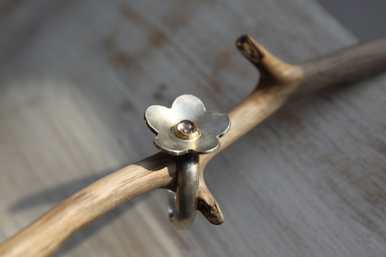 Flower-shaped silver ring with small tourmaline in fine gold frame image 4