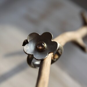 Flower-shaped silver ring with small tourmaline in fine gold frame image 3