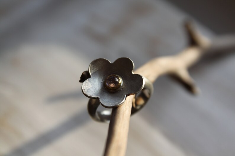 Flower-shaped silver ring with small tourmaline in fine gold frame image 3