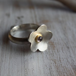 Flower-shaped silver ring with small tourmaline in fine gold frame image 6