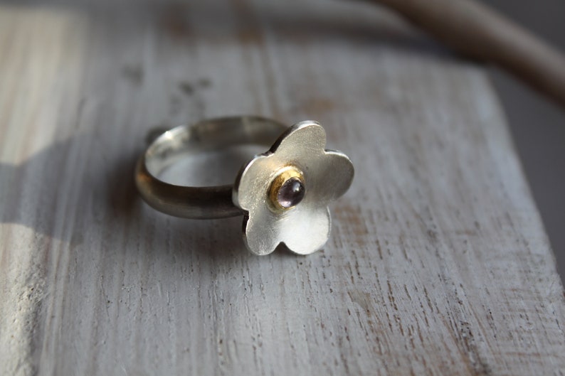 Flower-shaped silver ring with small tourmaline in fine gold frame image 6