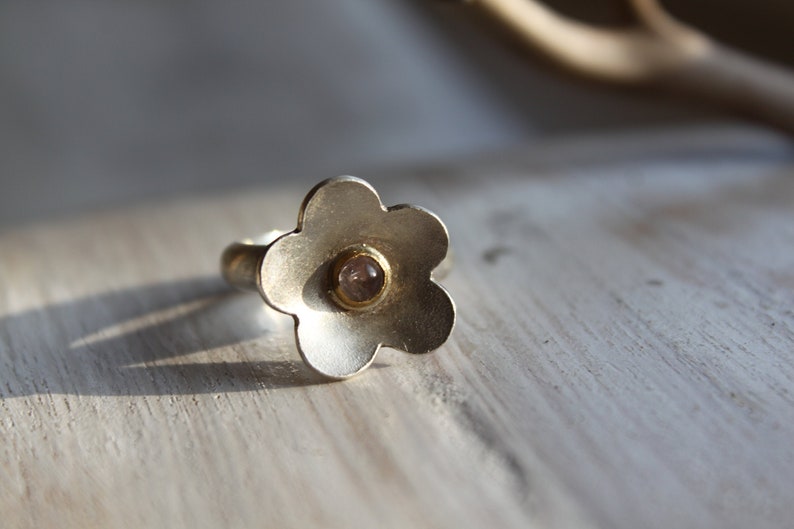 Flower-shaped silver ring with small tourmaline in fine gold frame image 1