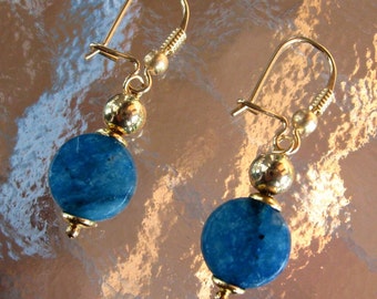 Earrings made of 925 gold-plated silver with faceted neon apatite coin