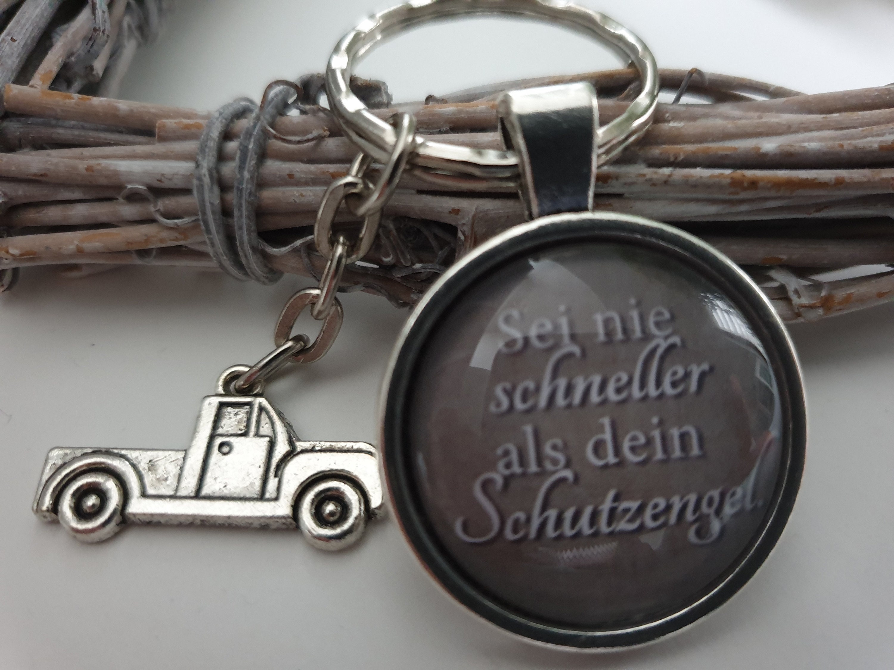 Leder-Schlüsselanhänger mit Kleeblatt: Glücksbringer für Auto, Motorrad &  besondere Anlässe