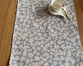 Fijne, blauwe bloemen, natuurlijke tafelloper 100% linnen, Scandinavische stijl, shabby chic