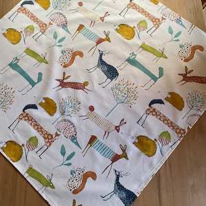 Coperta centrale, animali del bosco, turchese, giallo senape, coniglio e riccio