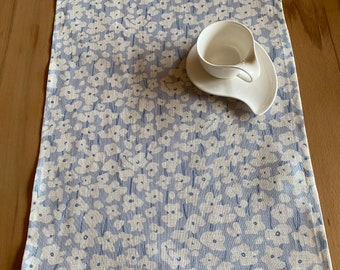 Fijne, blauwe bloemen, abstracte tafelloper 100% linnen, Scandinavische stijl, shabby chic