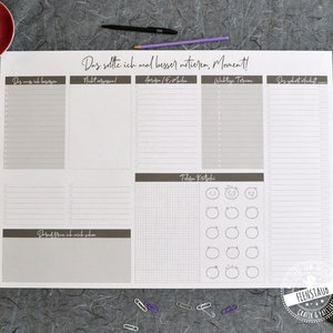 Könnte beinhalten: Ein weißer druckbarer Planer mit grauem und schwarzem Design. Der Planer hat Abschnitte für "To Do", "Nicht dringend", "Aktionen/E-Mails", "Wichtige Termine", "Erledigt" und "Tägliche Pläne, die ich mir selbst mache". Der Planer hat auch einen Abschnitt für "Telefon Kitaki" mit einem Raster und einen Abschnitt für "Stimmungs-Tracker" mit einem Raster von Kreisen.