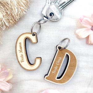 Schlüsselanhänger mit Gravur | Buchstabe aus Holz | personalisierbarer Holzanhänger mit Schlüsselring für Mama | Geschenkidee Muttertag