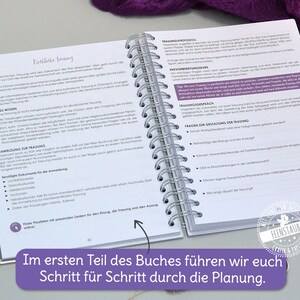 Puede incluir: Un primer plano de una p&aacute;gina de un libro de planificaci&oacute;n de bodas con el texto "Kirchliche Trauung" (alem&aacute;n para "Boda en la iglesia") y "Anmeldungen zur Trauung" (alem&aacute;n para "Registro para la boda"). La p&aacute;gina est&aacute; abierta a una secci&oacute;n titulada "Bueno saber" e incluye una lista de informaci&oacute;n importante para planificar una boda en la iglesia.