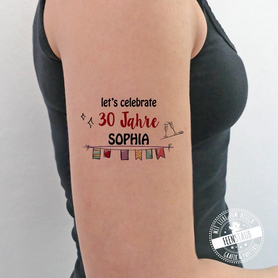 Tatuaggio temporaneo per gli invitati al compleanno, tatuaggio adesivo con  nome età personalizzato per festa di compleanno, tatuaggi per adulti, idea  compleanno -  Italia