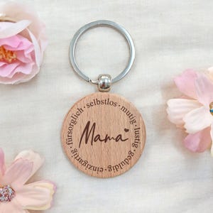 Gravierter Schlüsselanhänger für Mama Oma | Anhänger aus Holz mit Text | Muttertagsgeschenk mit Gravur | Holzanhänger beste Eigenschaften