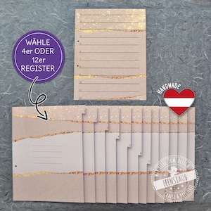 Può includere: Un set di 12 schede di registro vuote, di colore marrone chiaro con accenti di glitter dorati. Le schede sono numerate da 1 a 12. Il testo "WÄHLE 4er ODER 12er REGISTER" è su un cerchio rosa nell'angolo in alto a sinistra. Il testo "HANDMADE" è su un cuore bianco con una bandiera austriaca rossa e bianca nell'angolo in alto a destra. Il testo "LEBE ZUM DESIGN FEENSTAUB GRAFIK & PAPETERIE" è su un cerchio bianco con un bordo nero nell'angolo in basso a destra.