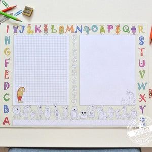 Sottomano in carta per bambini con mostriciattoli da colorare e tanto spazio per disegnare e scrivere, lettere e numeri, formato A3