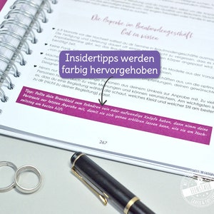 Puede incluir: Una p&aacute;gina de un libro sobre la compra de vestidos de novia. El texto est&aacute; en alem&aacute;n y dice "Insidertipps werden farbig hervorgehoben", que se traduce como "Consejos de expertos se resaltan en color".