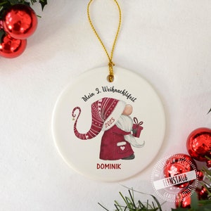 Christbaumkugel personalisiert mit Namen für erstes Weihnachten mit Baby, Keramik-Anhänger Weihnachtsgnom Weihnachtszwerg Weihnachtskugel Bild 3