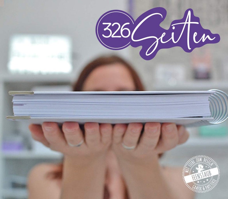 Puede incluir: Una persona sosteniendo un libro grande, blanco y encuadernado con una encuadernaci&oacute;n plateada. El libro est&aacute; titulado "326 Seiten" en texto morado. El libro se sostiene frente a la cara de una persona, con el lomo del libro mirando hacia la c&aacute;mara.