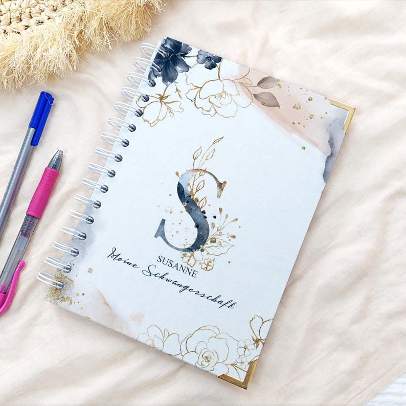 Personalisiertes Notizbuch mit Monogramm, A5 Notizbuch mit Spiralbindung
florales Design mit Messing Buchecken
