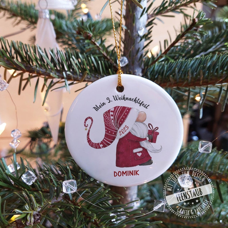 Christbaumkugel personalisiert mit Namen für erstes Weihnachten mit Baby, Keramik-Anhänger Weihnachtsgnom Weihnachtszwerg Weihnachtskugel Bild 1