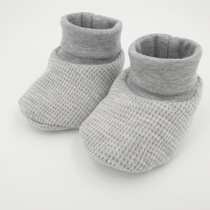 Pantuflas para bebé en punto gofre gris de Atelier MiaMia