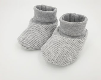 Baby slippers in gray waffle jersey from Atelier MiaMia