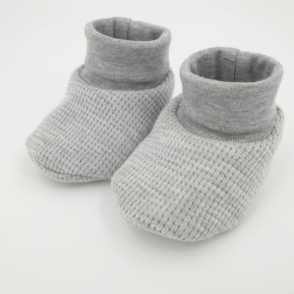 Baby slippers in gray waffle jersey from Atelier MiaMia