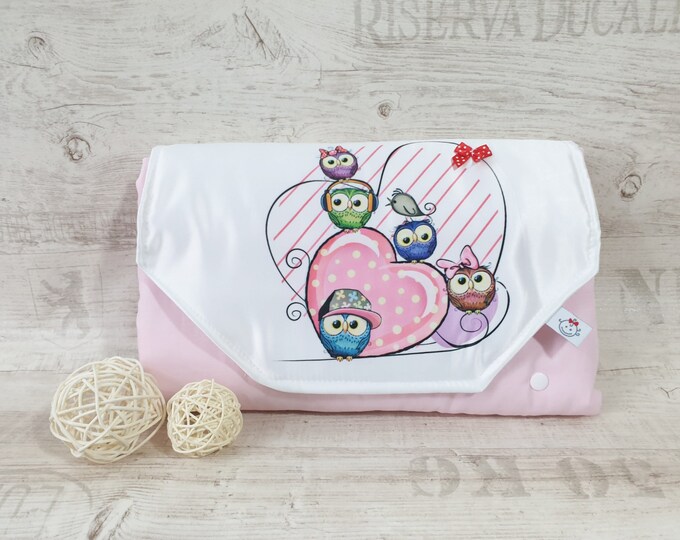 Changing mat for on the go with everything you need with a pink owls motif from Atelier MiaMia