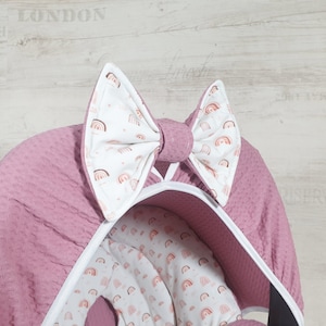 Ozdobna kokardka do fotelika dziecięcego autorstwa Atelier MiaMia