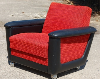 Fauteuil club Fauteuil rembourré sur roues. Fauteuil rouge noir *Red Lounge* Live vintage avec pimp-factory.de