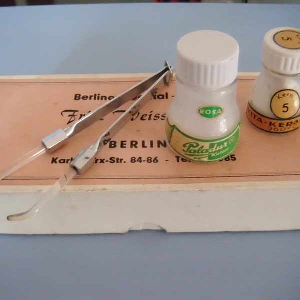 60er Jahre Dental Labor Utensilien in einer Pappschachtel *care for her* Lebe Vintage mit pimp-factory.de