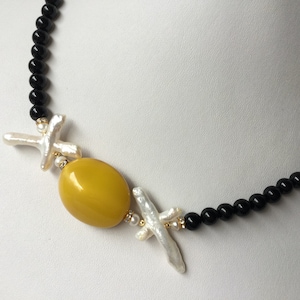 Halsband med onyx, agat och äkta pärlor