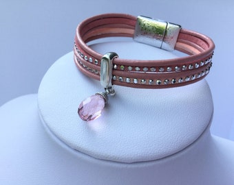 Leather ladies bracelet with crystal pendant in pink, 5-row
