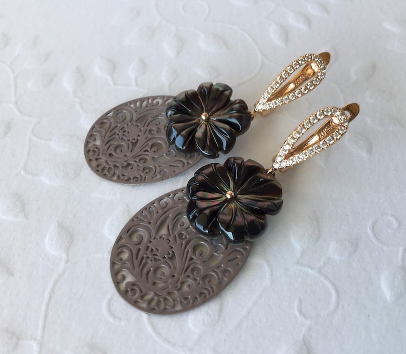 Zirconia Brown Ornament Earrings Bohemia Earrings with Mother-of-pearl flower rose gilded Taupe Filigree