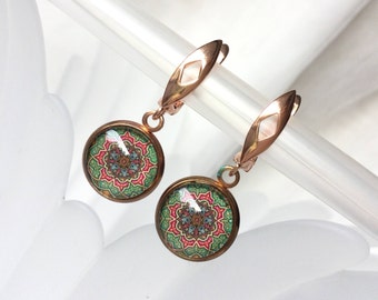 Earrings in rose gold with glass cabochon