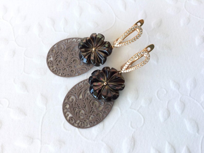 Zirconia Brown Ornament Earrings Bohemia Earrings with Mother-of-pearl flower rose gilded Taupe Filigree