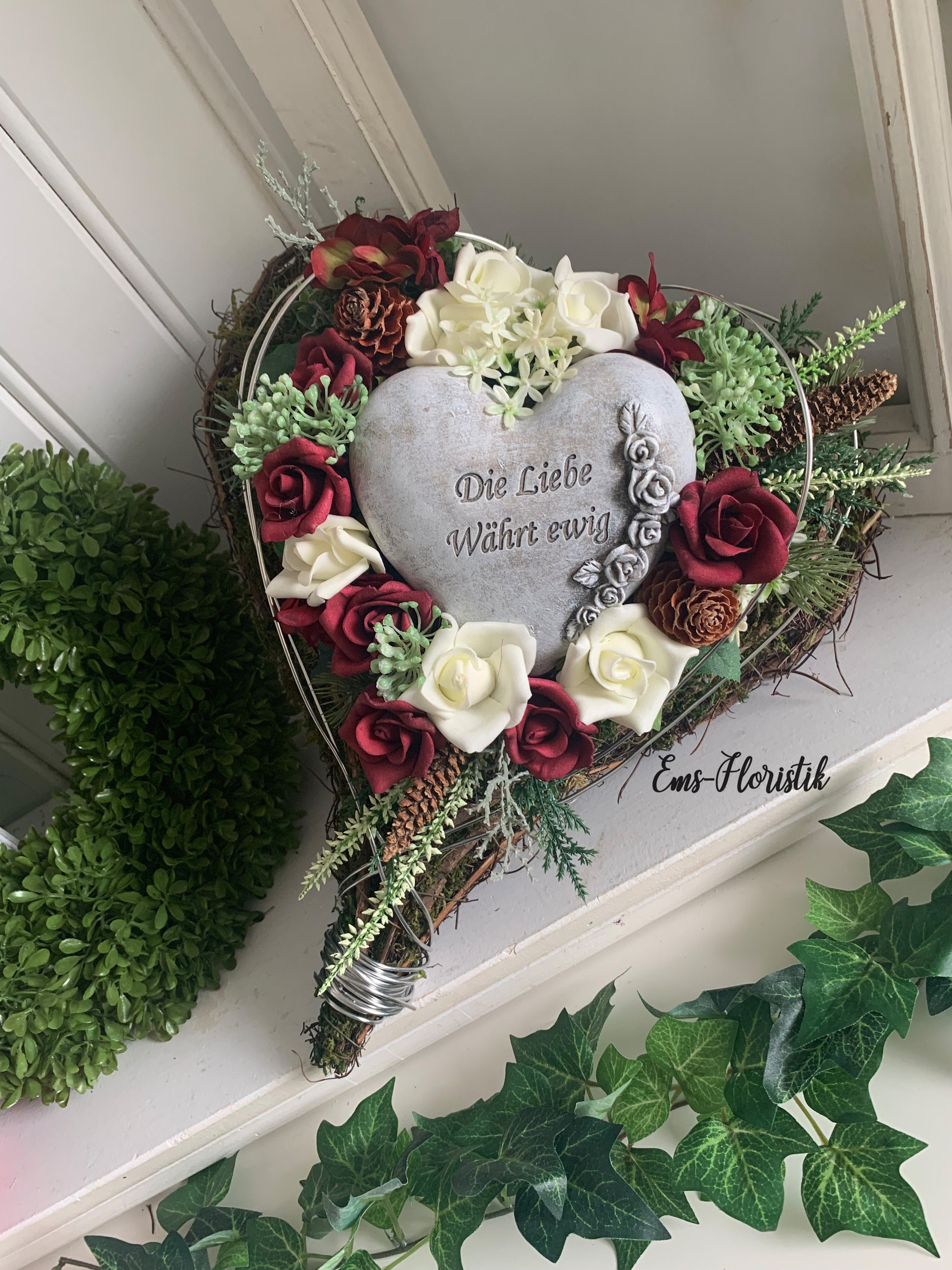 Grabgesteck Allerheiligen Trauer Gedenktag Herz ca. 40x32 Die Liebe... Rosen rot-creme