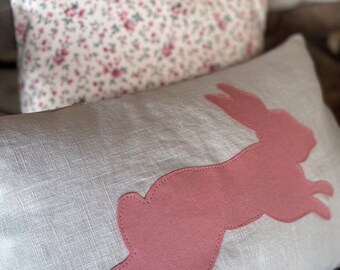 Cushion cover "Jumping Rabbit" old pink, Easter decoration, desired color for basic fabric, 50 x 30 cm / kissenliebe_bygericke