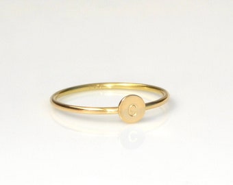 Zarter Ring DOT aus 750er Gelbgold (+ Initiale)