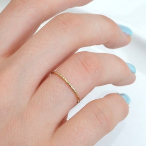 Schmaler Ring Chevron aus 333er Gelbgold Bild 1