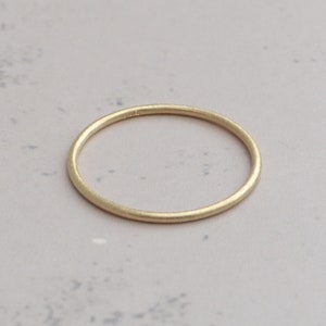 Schmaler 1mm Basic Ring aus 333er Gelbgold SonneSieben Bild 5