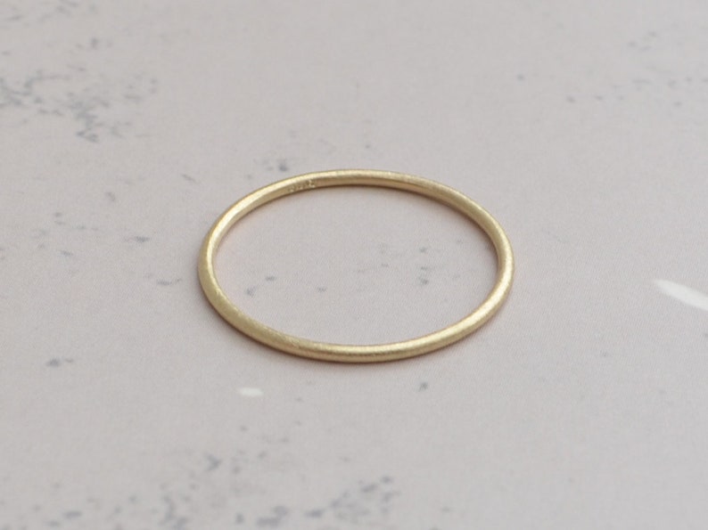 Schmaler 1mm Basic Ring aus 333er Gelbgold SonneSieben Bild 5