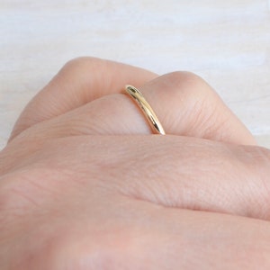 2mm Ring aus 333er Gelbgold, matt oder poliert image 4