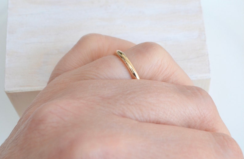 2mm Ring aus 333er Gelbgold, matt oder poliert image 4