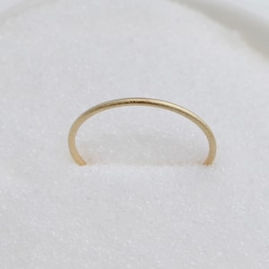 Schmaler 1mm Basic Ring aus 333er Gelbgold SonneSieben mattiert