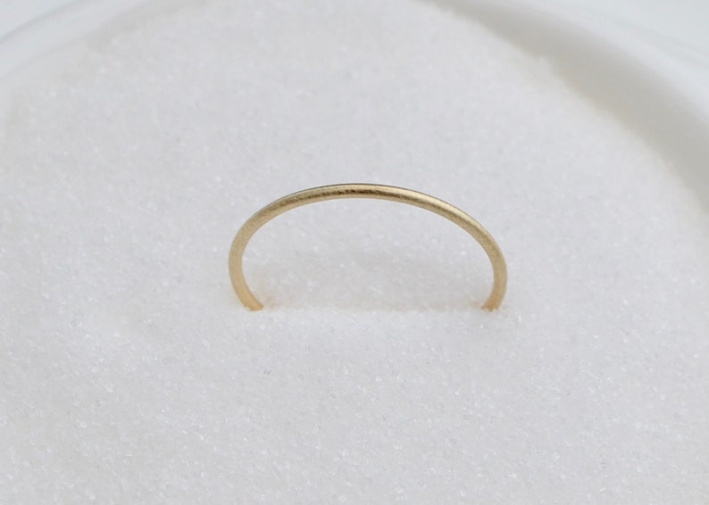 Schmaler 1mm Basic Ring aus 333er Gelbgold SonneSieben mattiert