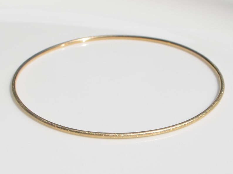 1,5mm Armreif aus 333er Gelbgold rau mattiert