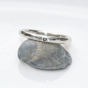 2,5mm Ring HERZCHEN gehämmert aus 925er Silber, Nr. 223